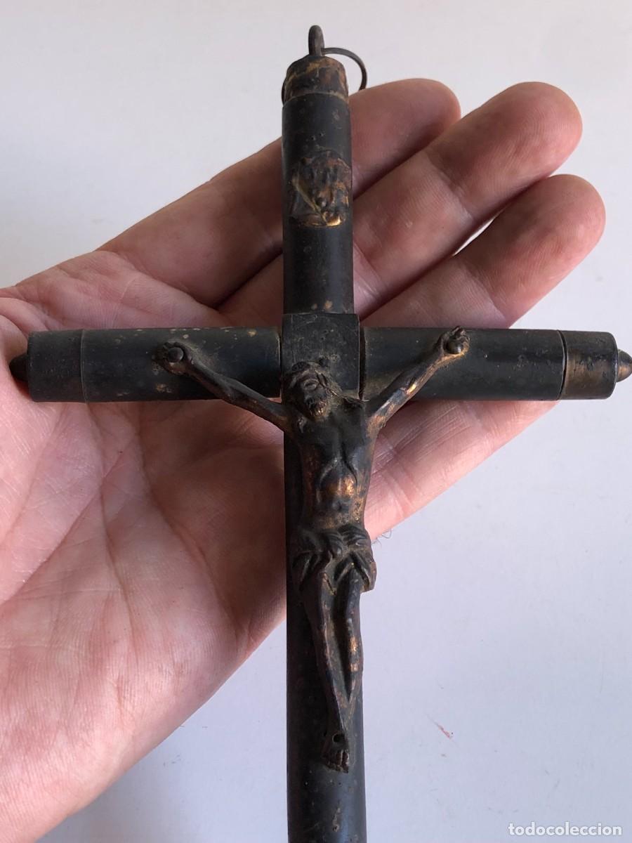 Antig&uuml;edades: Cruz de madera antigua con Cristo - Foto 4