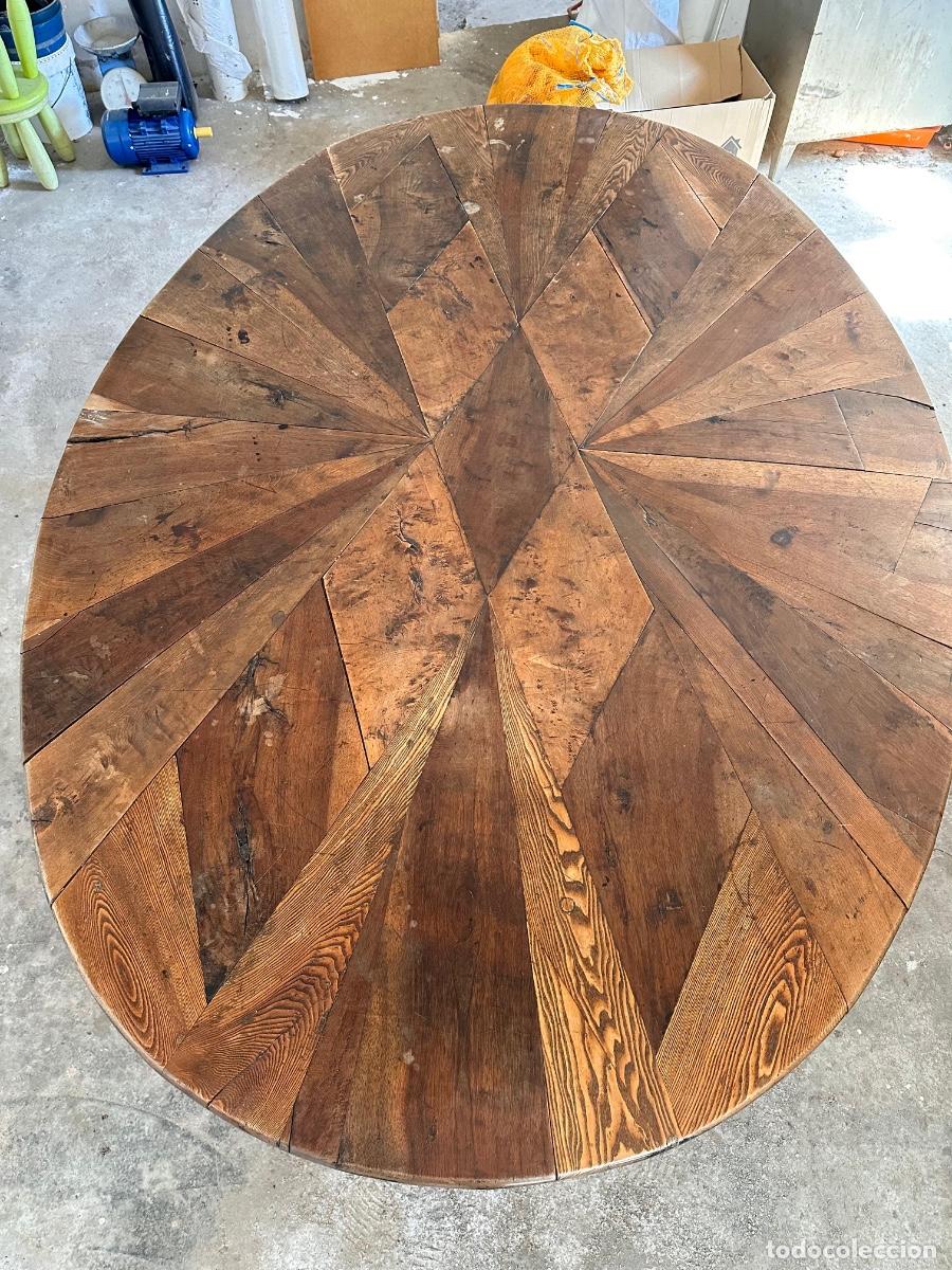Antig&uuml;edades: Mesa de nogal con sobre de marqueter&iacute;a geom&eacute;trica - Foto 1