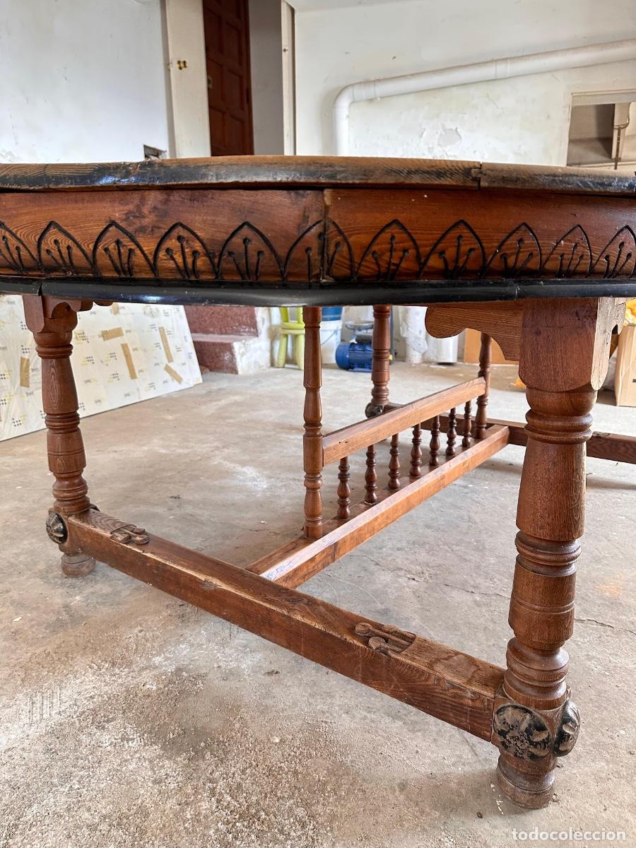 Antig&uuml;edades: Mesa de nogal con sobre de marqueter&iacute;a geom&eacute;trica - Foto 2