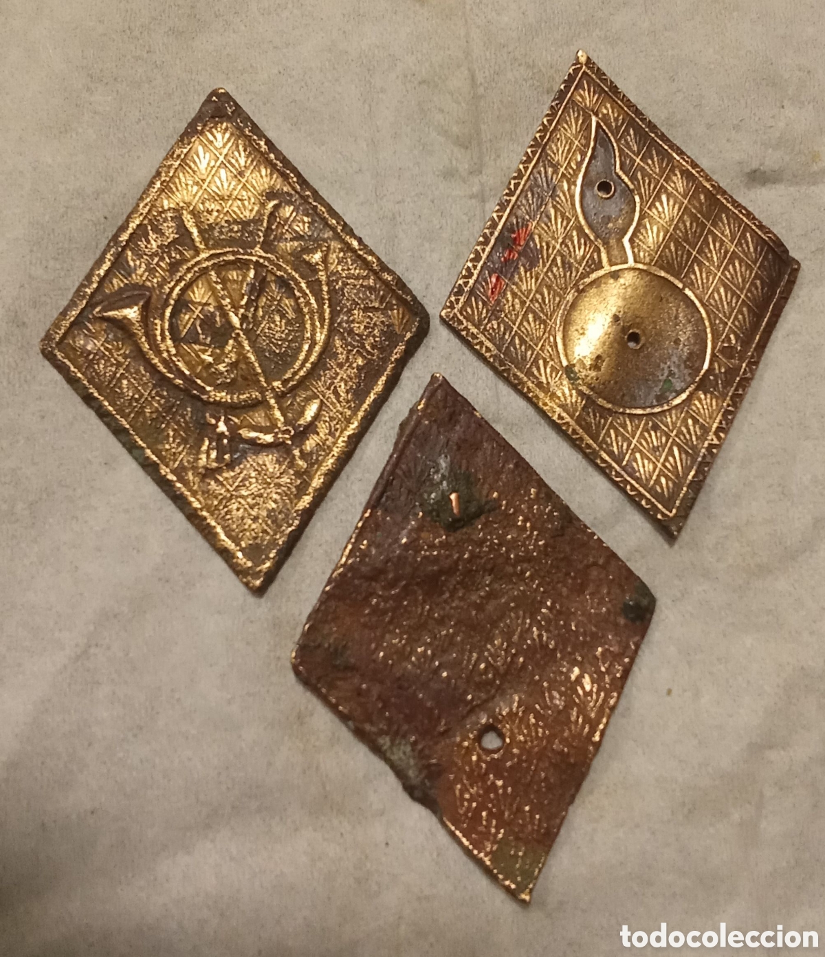 Antig&uuml;edades: TRES INSIGNIAS MILITARES