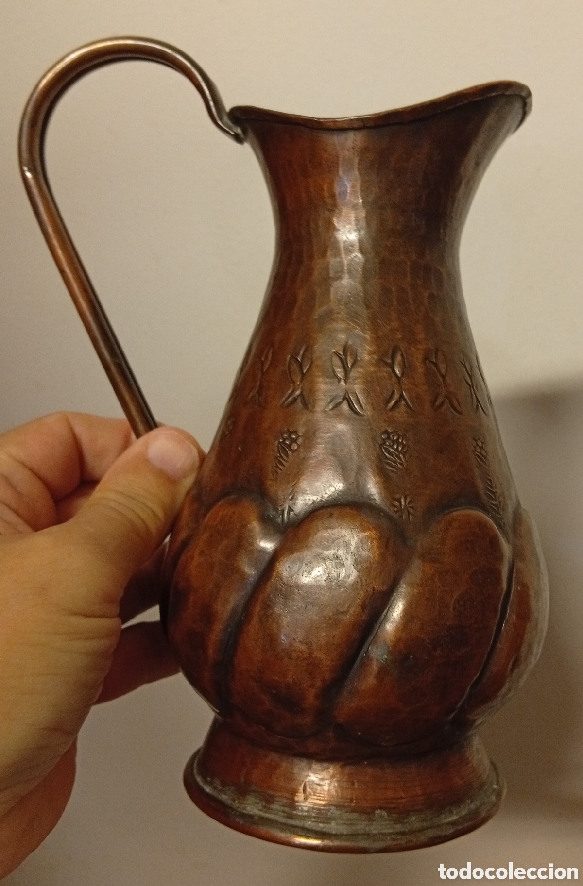 Antig&uuml;edades: Vieja decorativa jarra de metal cobre