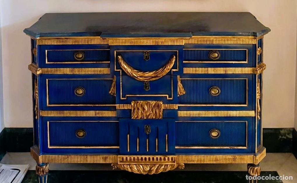 Antig&uuml;edades: Comoda de madera con decoraciones en pan de oro - Foto 2