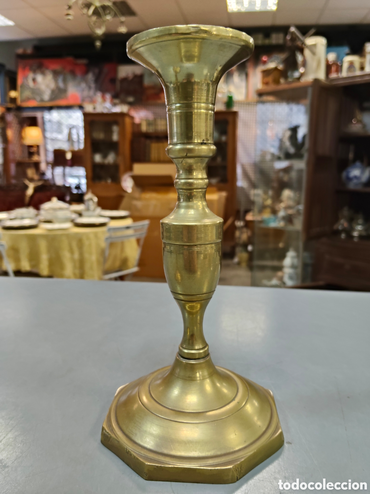 Antig&uuml;edades: Juego de dos poratavelas de bronce 20 cm
