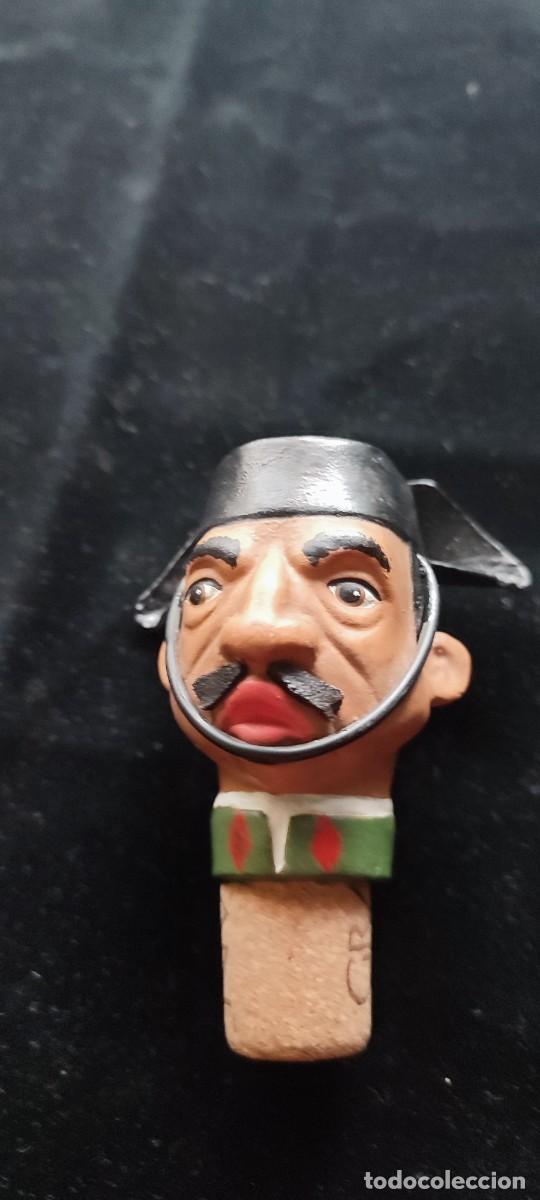 Oggetti Antichi: Antiguo y original tap&oacute;n de botella con la imagen de un guardia civil en terracota pintada