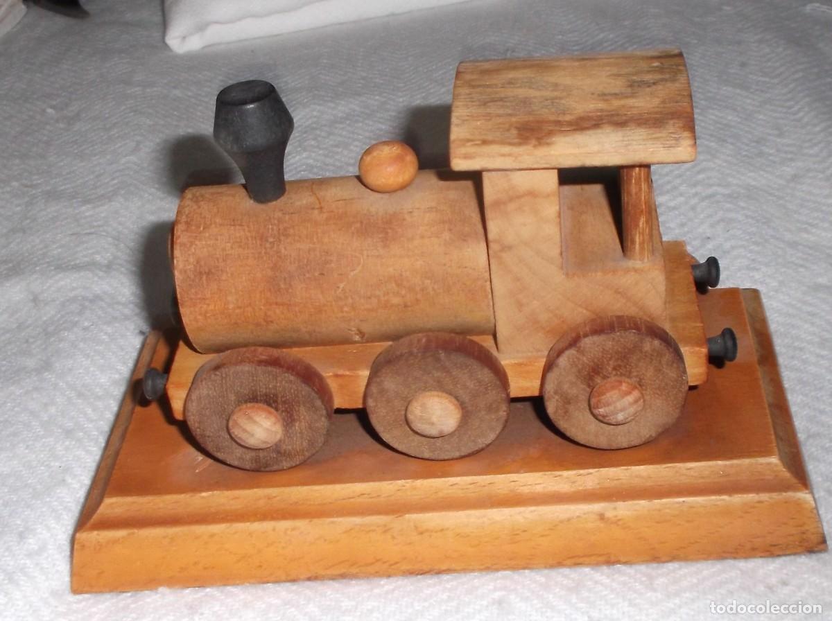 Antig&uuml;edades: tren de madera puesto en una peana tiene una fecha 1492 a 1992