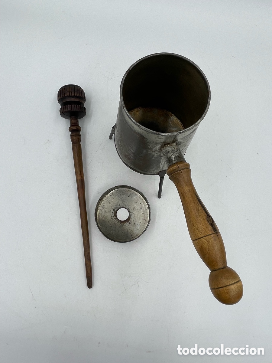 Antig&uuml;edades: chocolatera antigua con molinillo. - Foto 6
