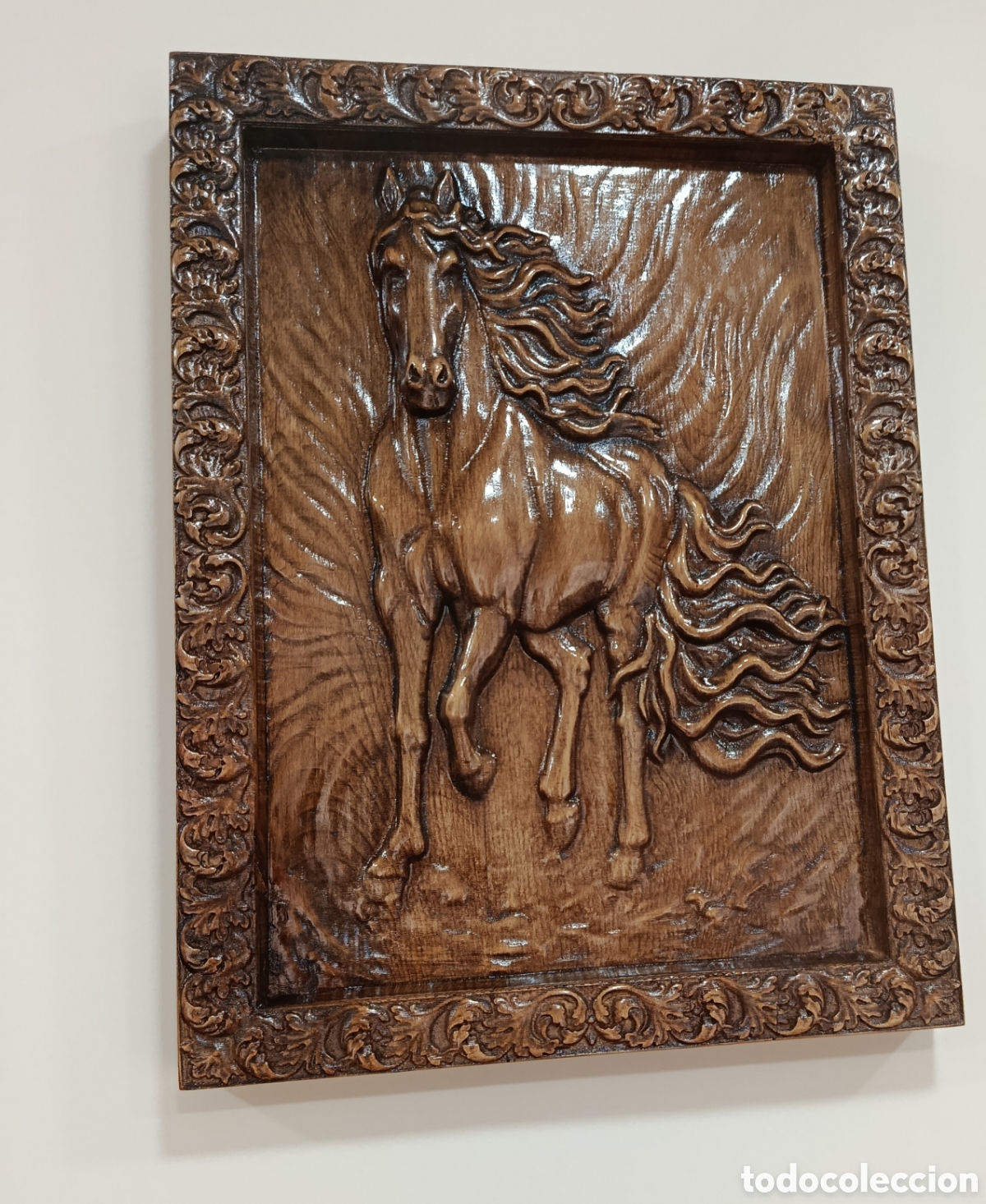 Antig&uuml;edades: Cuadro tallado de una pieza en madera noble - Foto 1