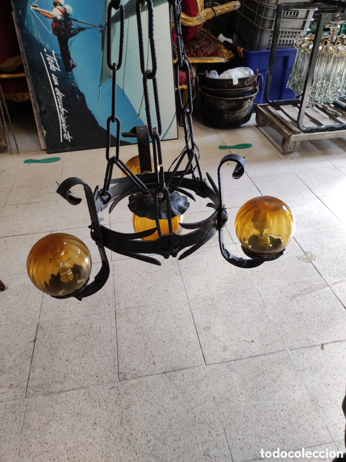 Antig&uuml;edades: L&aacute;mpara de forja y cristal con globos &aacute;mbar - Foto 2