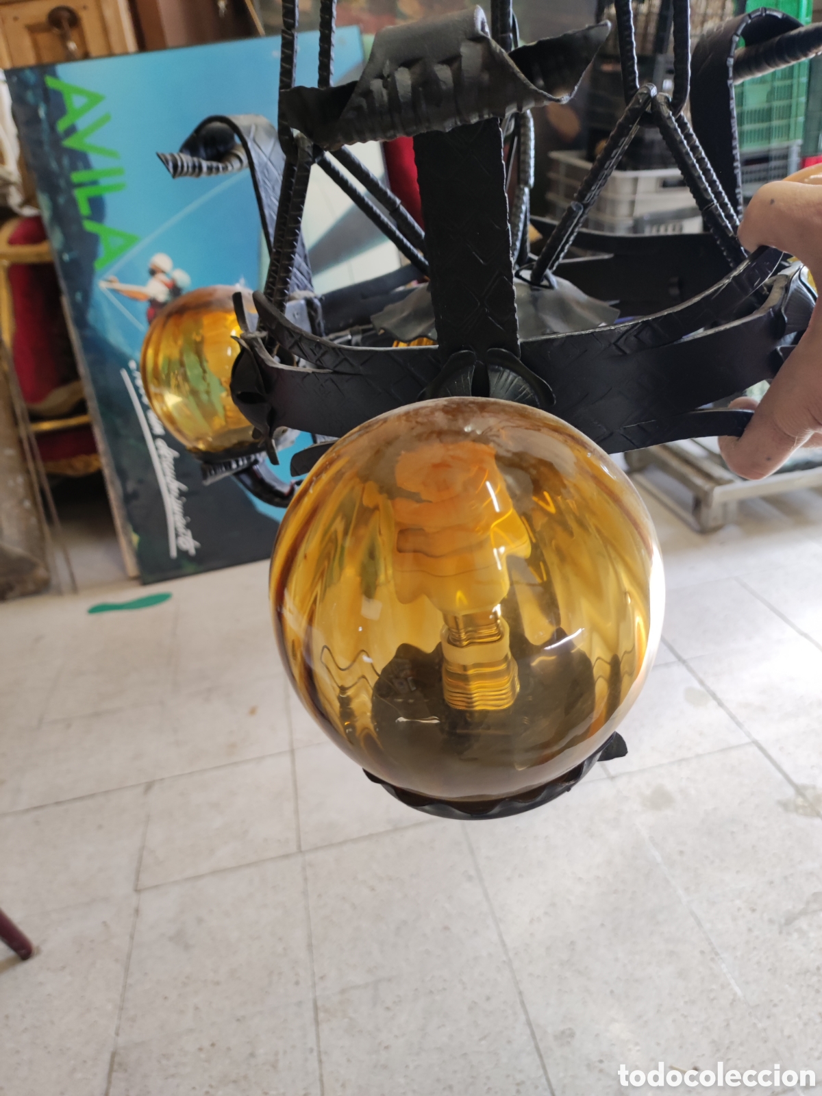 Antig&uuml;edades: L&aacute;mpara de forja y cristal con globos &aacute;mbar - Foto 3