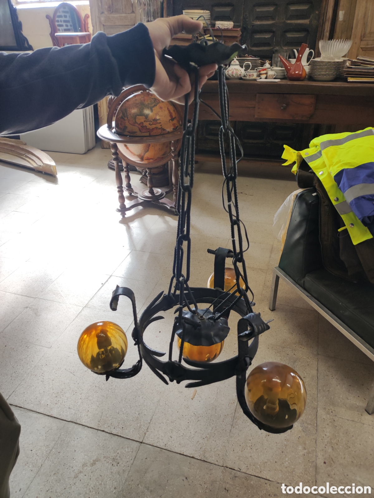 Antig&uuml;edades: L&aacute;mpara de forja y cristal con globos &aacute;mbar - Foto 1