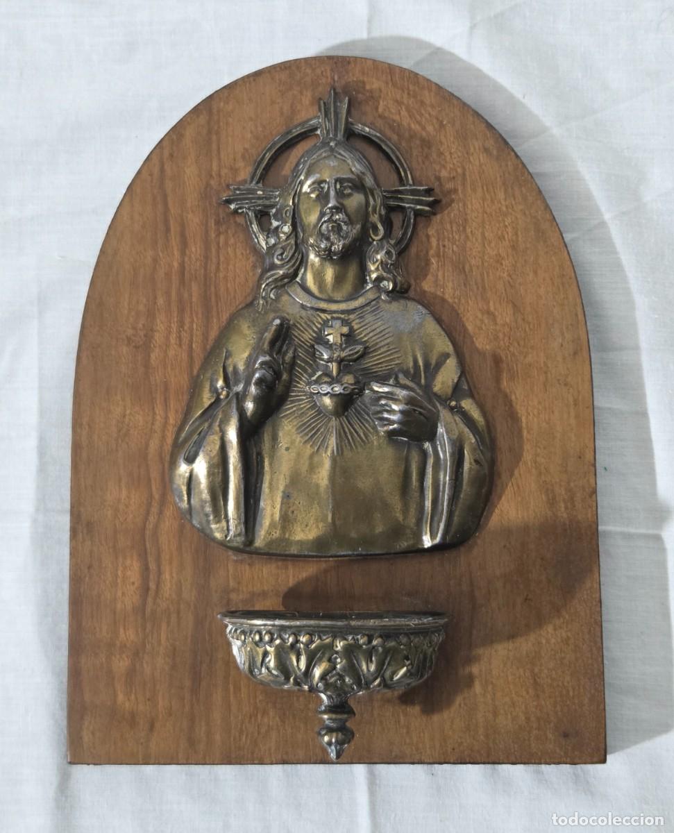 Antig&uuml;edades: Benditera cristo corazon de Jes&uacute;s, bronce y madera - Foto 1