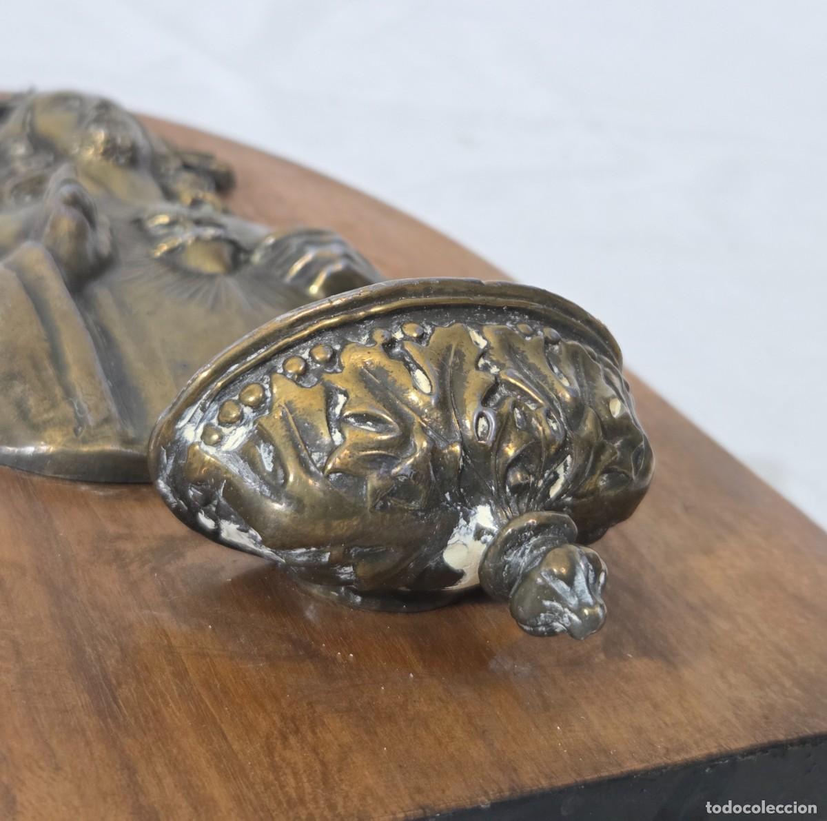 Antig&uuml;edades: Benditera cristo corazon de Jes&uacute;s, bronce y madera - Foto 9