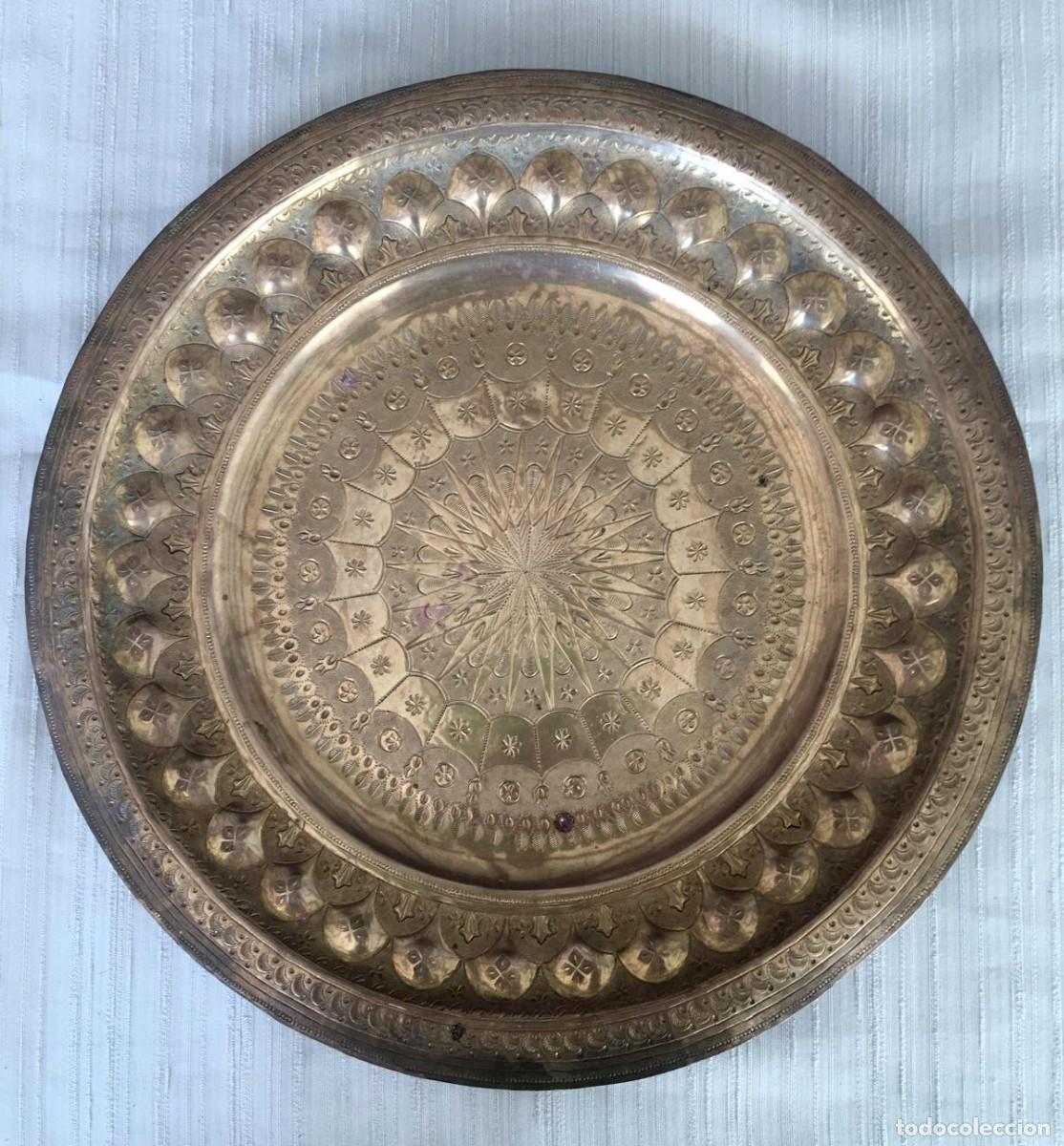 Antig&uuml;edades: Plato limosnero antiguo en bronce repujado - Foto 1