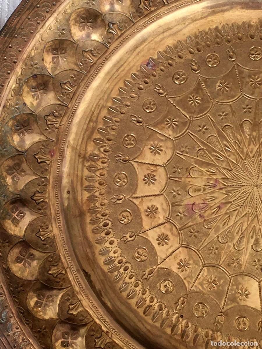 Antig&uuml;edades: Plato limosnero antiguo en bronce repujado - Foto 2