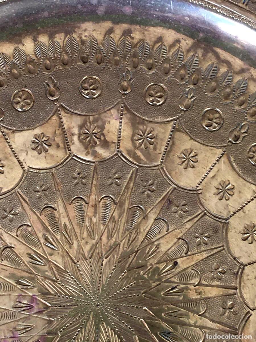 Antig&uuml;edades: Plato limosnero antiguo en bronce repujado - Foto 3