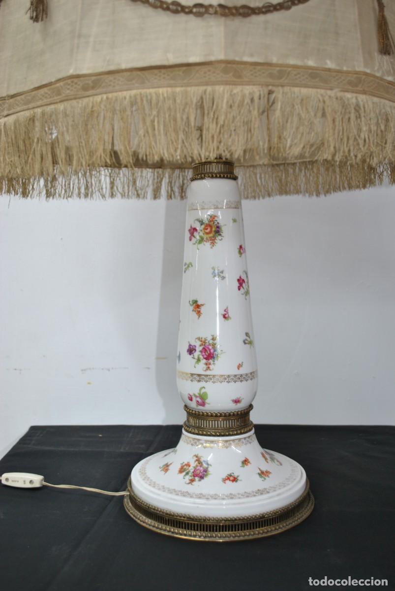 Antig&uuml;edades: L&Aacute;MPARA DE MESA BASE PORCELANA - Foto 5