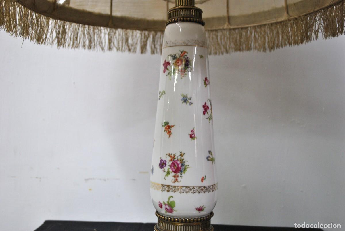 Antig&uuml;edades: L&Aacute;MPARA DE MESA BASE PORCELANA - Foto 6