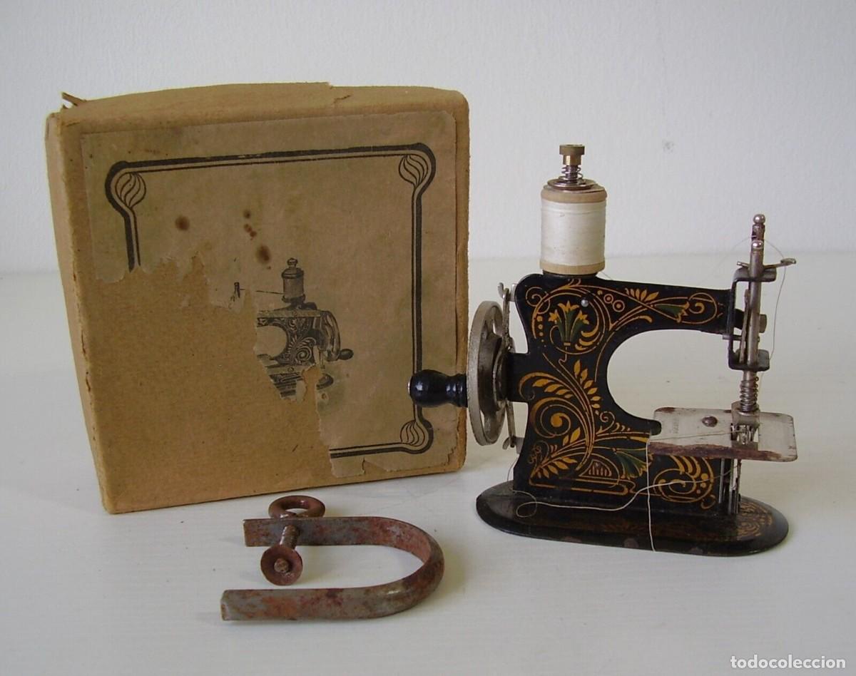 Oggetti Antichi: M&aacute;quina de coser infantil en su caja original. A&ntilde;os 30-40