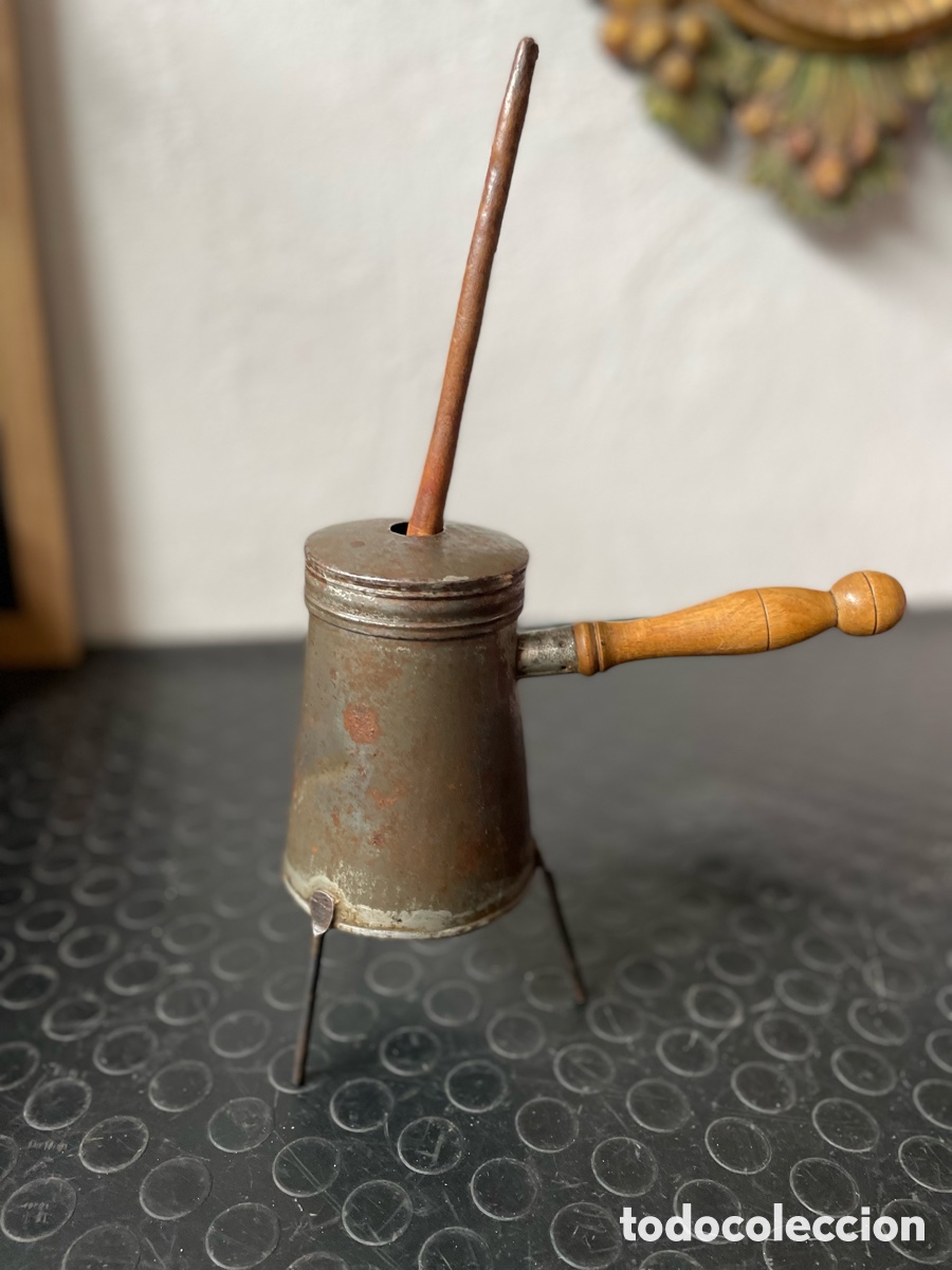 Antig&uuml;edades: chocolatera antigua con molinillo. - Foto 2