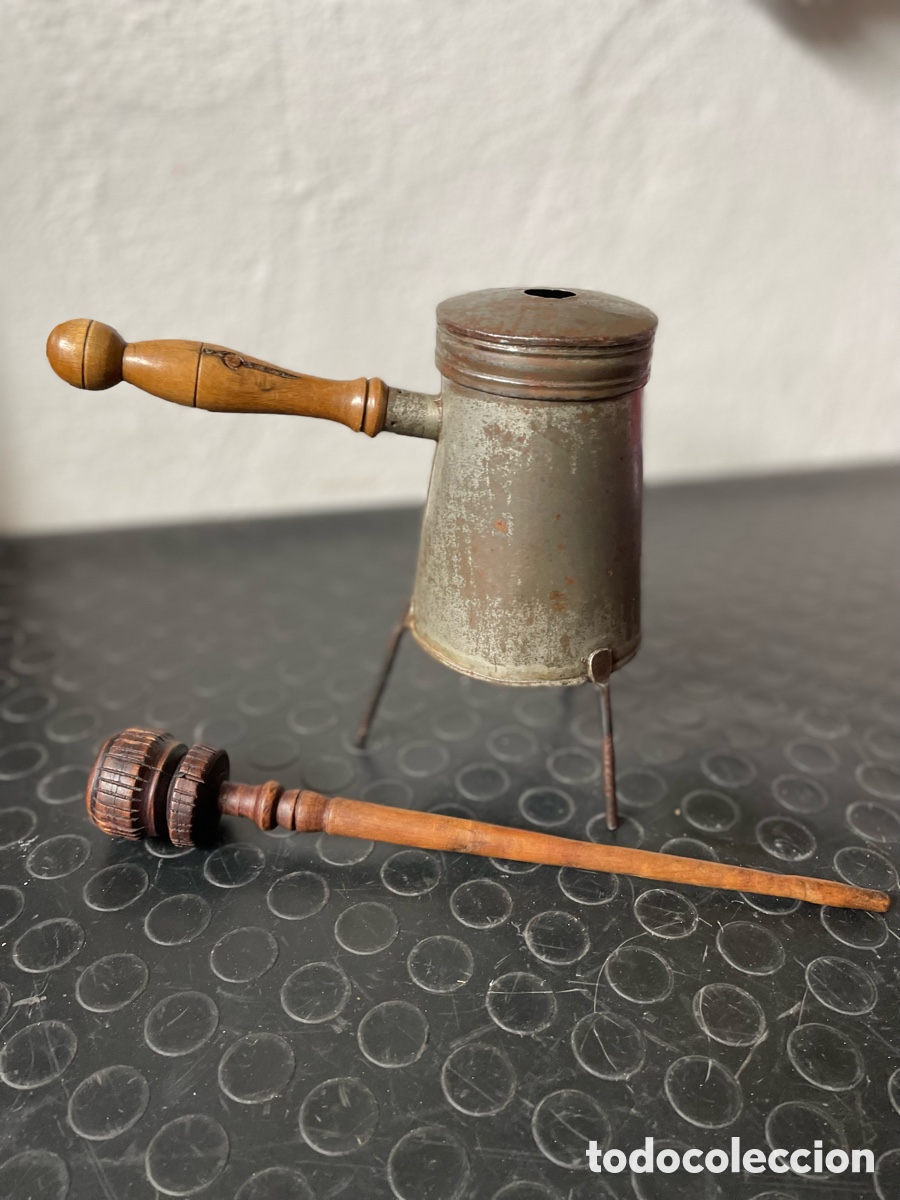 Antig&uuml;edades: chocolatera antigua con molinillo. - Foto 3