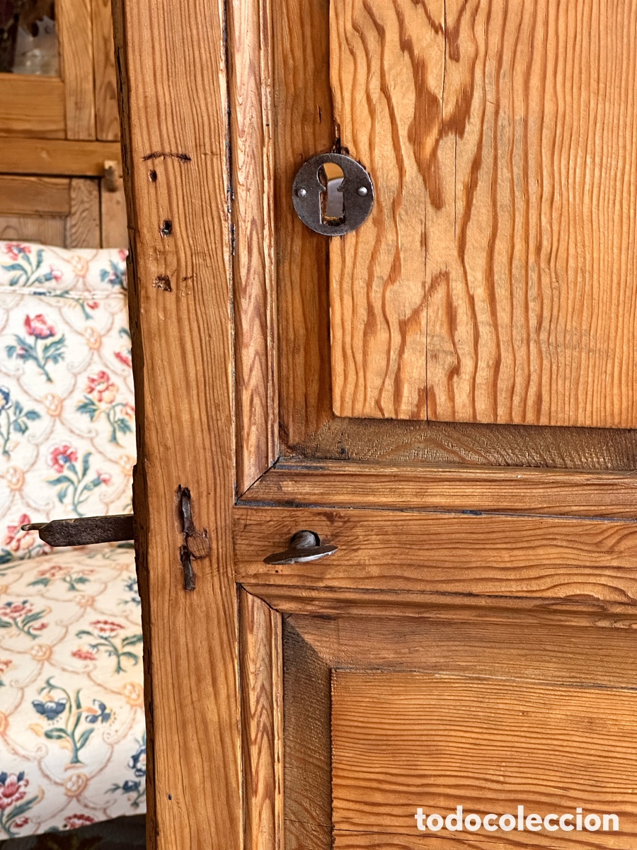 Antiquit&eacute;s: Puerta antigua de sacrist&iacute;a, pino, s.XIX. Cuarterones entrepa&ntilde;o castellano r&uacute;stico herrajes forja.