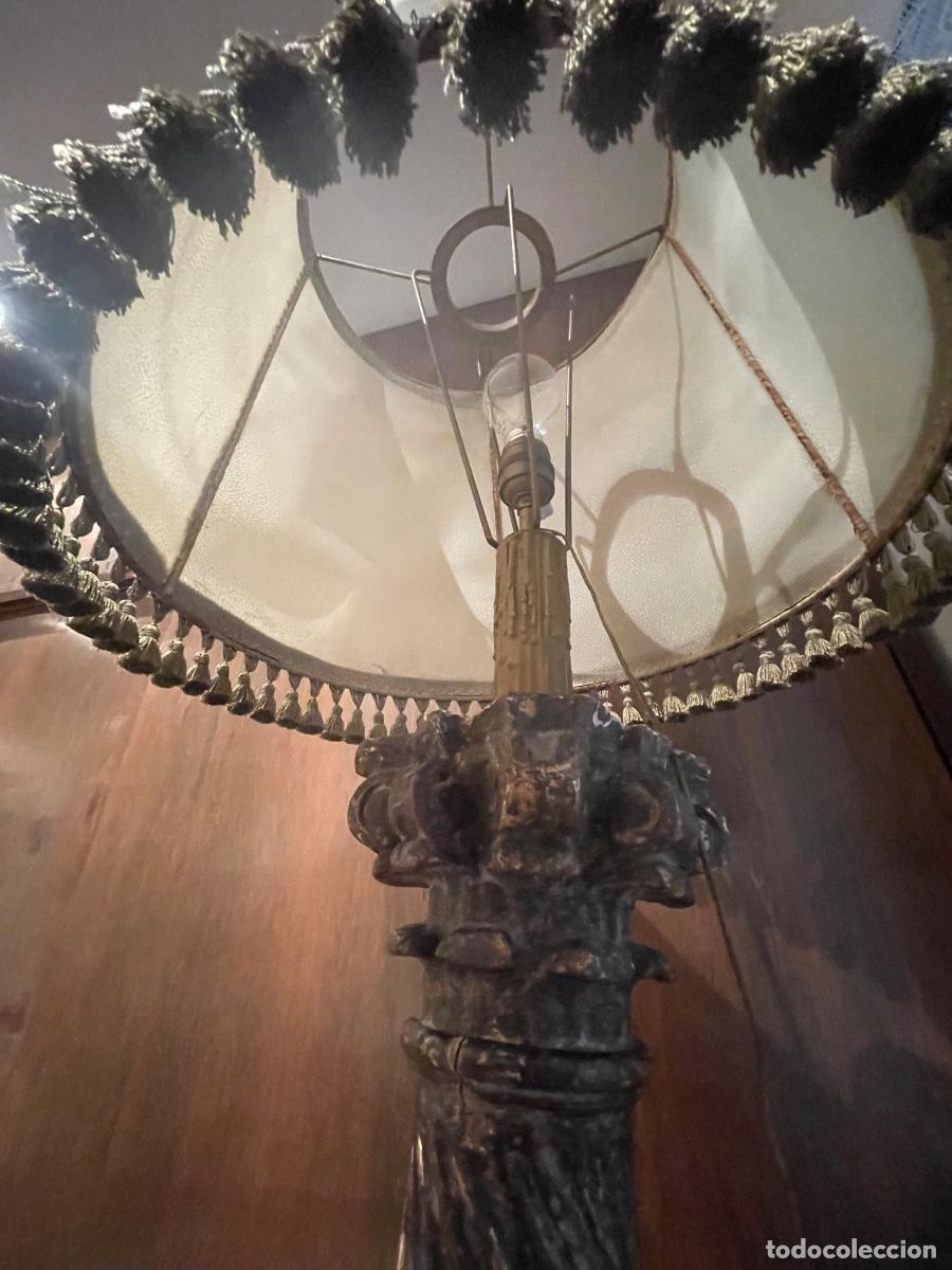 Antig&uuml;edades: L&aacute;mpara antigua con pie de madera tallada - Foto 3