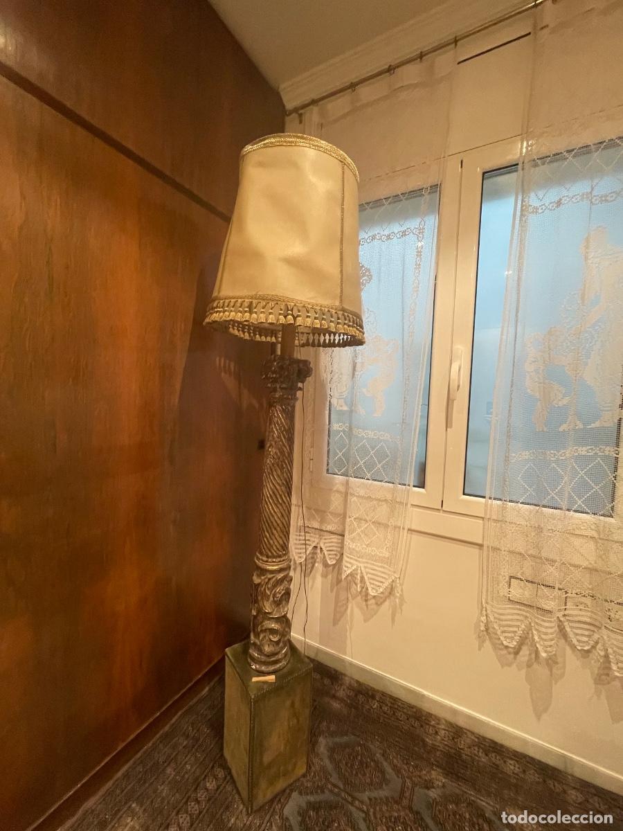 Antig&uuml;edades: L&aacute;mpara antigua con pie de madera tallada - Foto 5