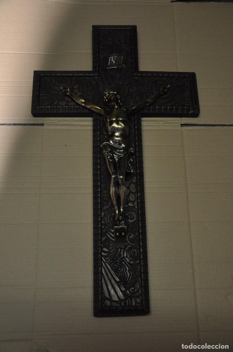 Antig&uuml;edades: INCRE&Iacute;BLE CRUZ MADERA GRABADA CON CRISTO BRONCE - Foto 1
