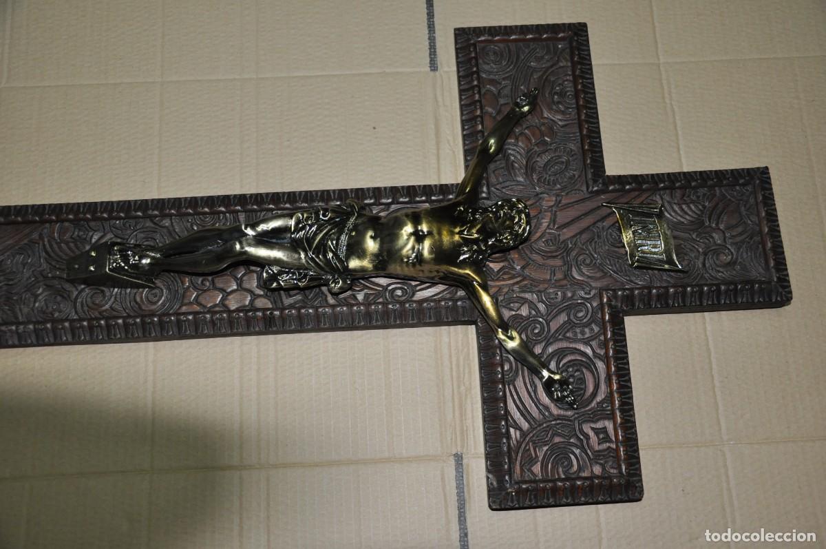 Antig&uuml;edades: INCRE&Iacute;BLE CRUZ MADERA GRABADA CON CRISTO BRONCE - Foto 2