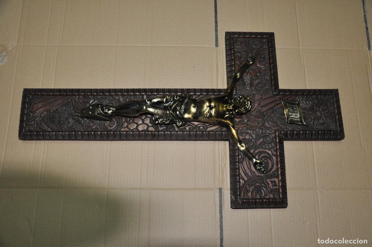 Antig&uuml;edades: INCRE&Iacute;BLE CRUZ MADERA GRABADA CON CRISTO BRONCE - Foto 3
