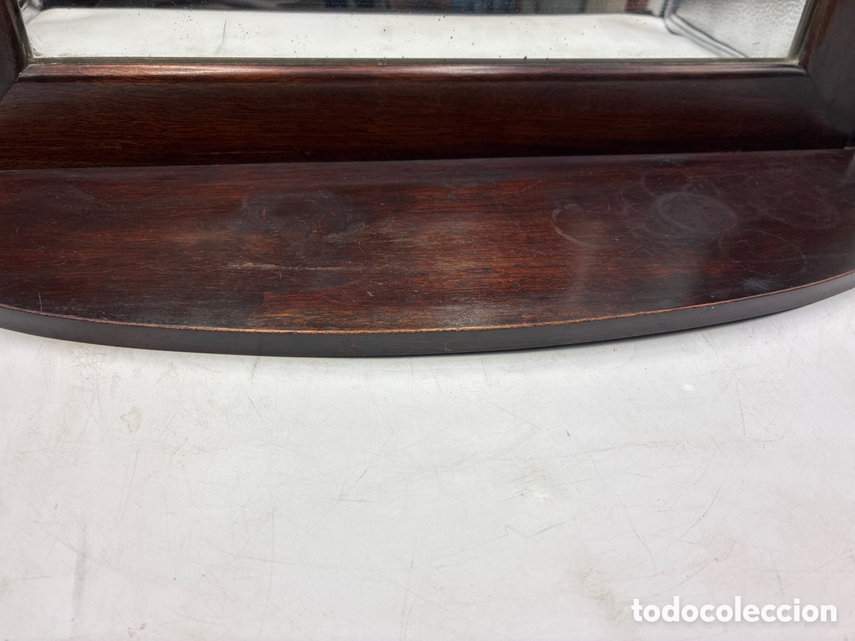 Antig&uuml;edades: Espejo de madera con repisa. - Foto 2