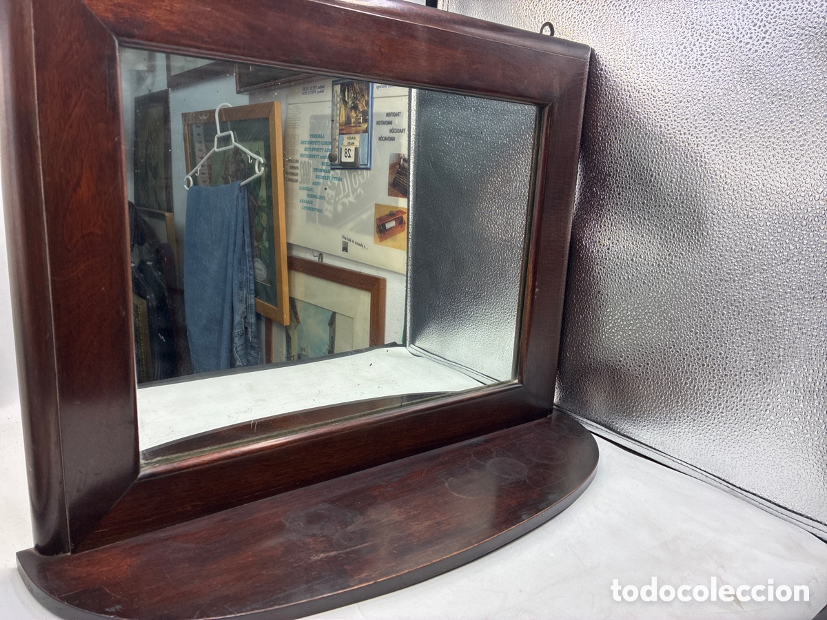 Antig&uuml;edades: Espejo de madera con repisa. - Foto 1