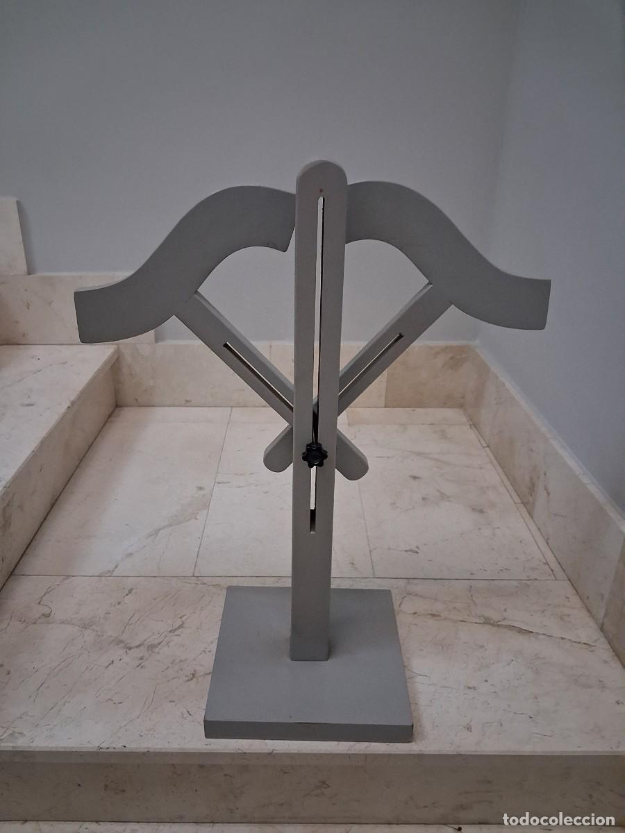 Antig&uuml;edades: Maniqu&iacute; / Expositor de madera. - Foto 1