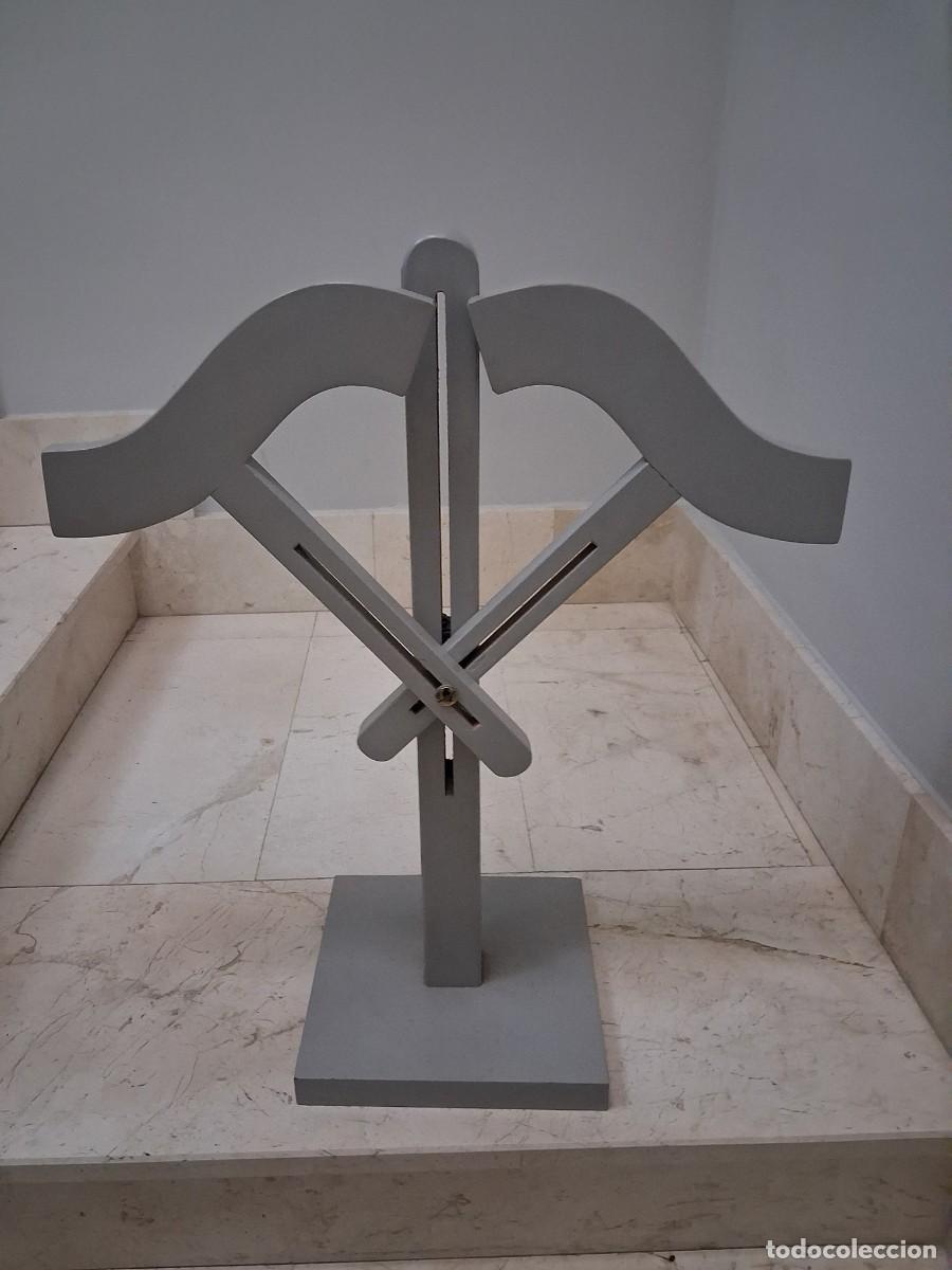 Antig&uuml;edades: Maniqu&iacute; / Expositor de madera. - Foto 2