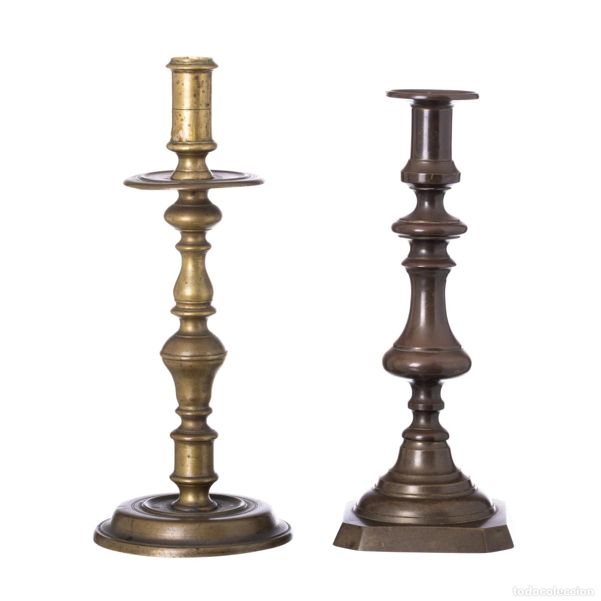 Antig&uuml;edades: DOS CANDELABROS DE BRONCE - SIGLO XIX - Foto 1