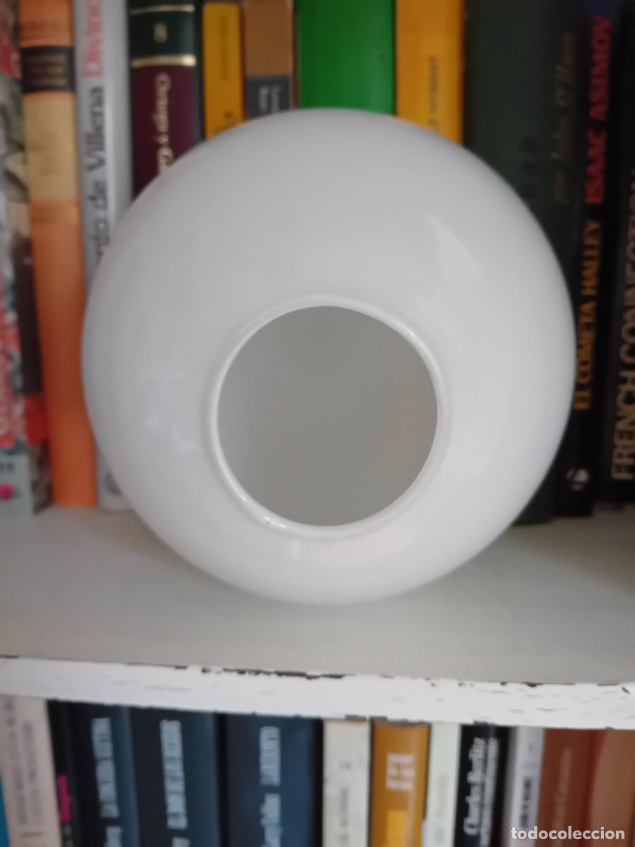 Antig&uuml;edades: Tulipa tipo globo blanco d&eacute;cada de los 60 - Foto 2