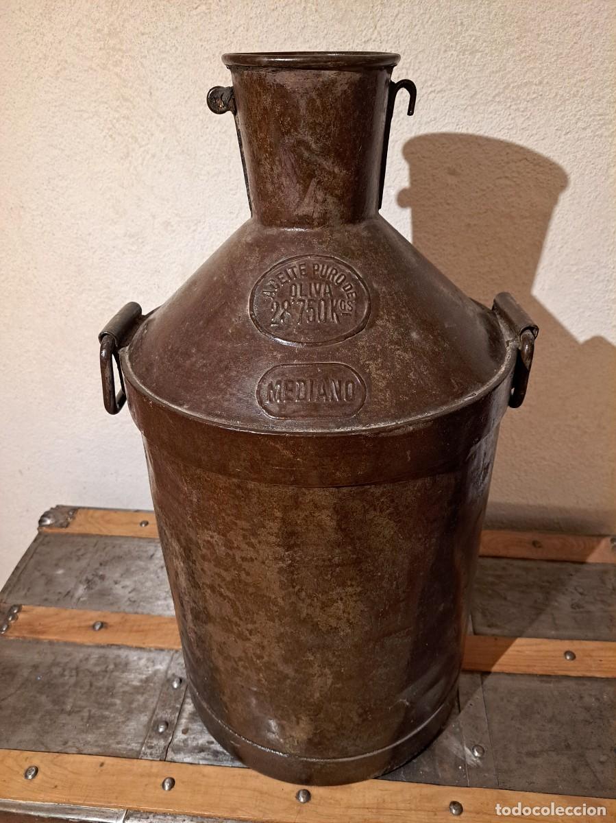 Antig&uuml;edades: Gran aceitera antigua de metal - Foto 1