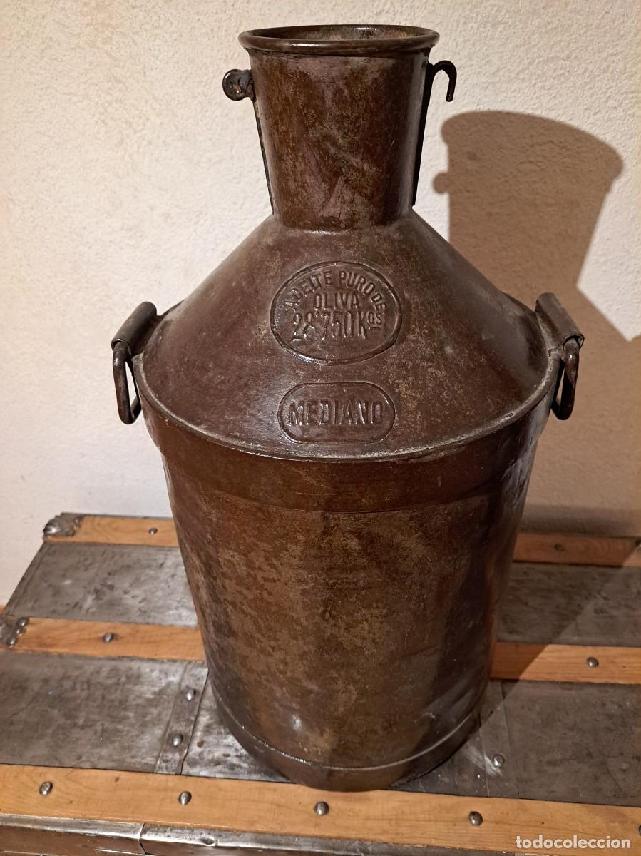 Antig&uuml;edades: Gran aceitera antigua de metal - Foto 2