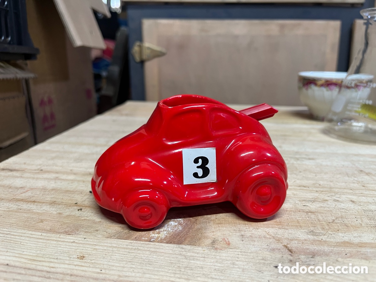 Antiquit&auml;ten: Antiguo coche de cer&aacute;mica rojo con maquinilla de afeitar