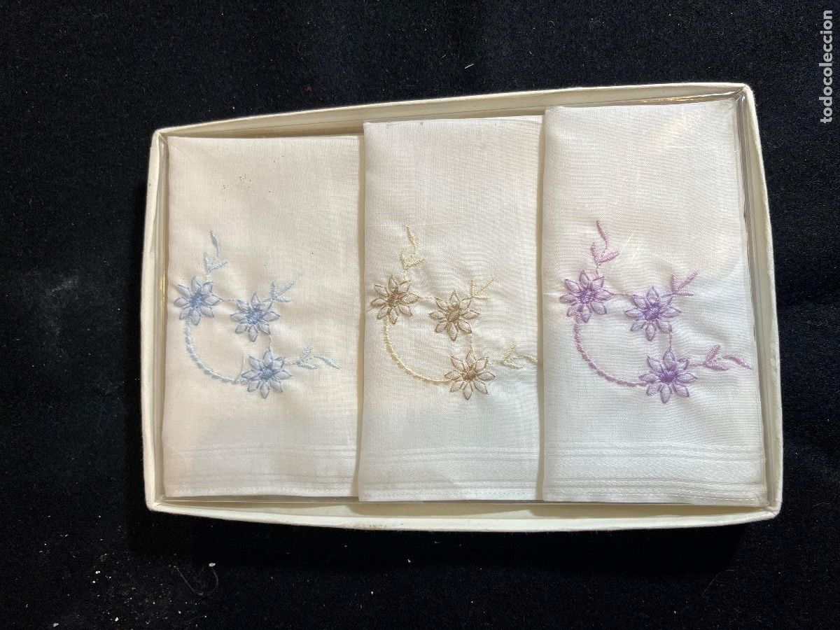 Antig&uuml;edades: Caja con 3 pa&ntilde;uelos de hilo bordados para mujer &ndash; algod&oacute;n fino vintage tipo Guasch