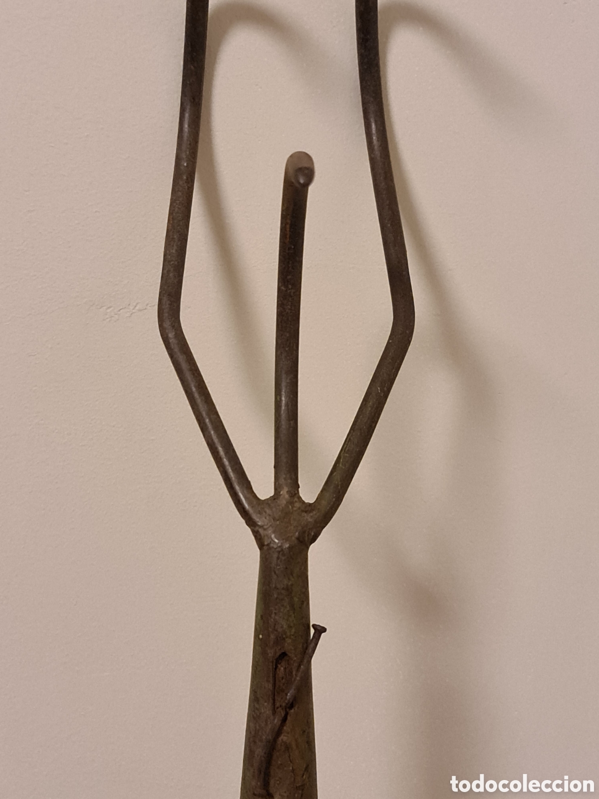 Antig&uuml;edades: Antigua herramienta de hierro con mango de madera. - Foto 2