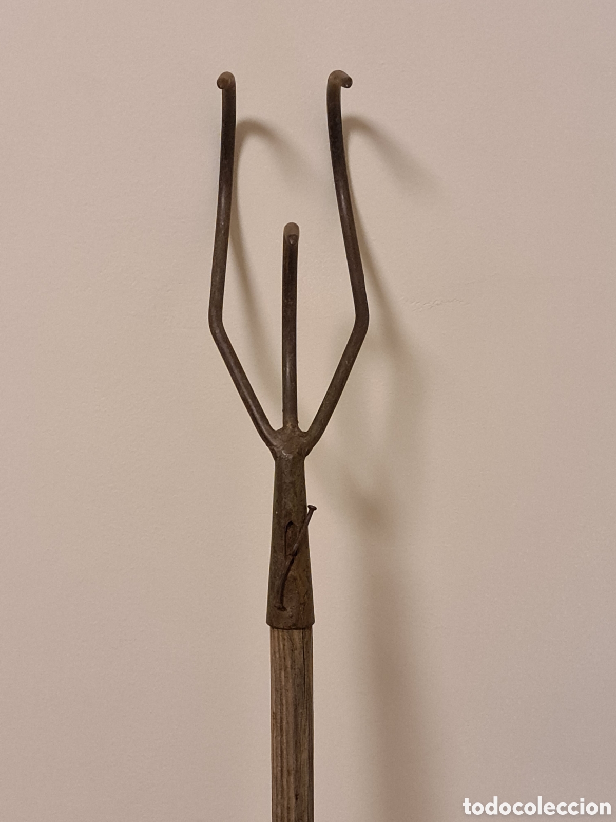 Antig&uuml;edades: Antigua herramienta de hierro con mango de madera. - Foto 1