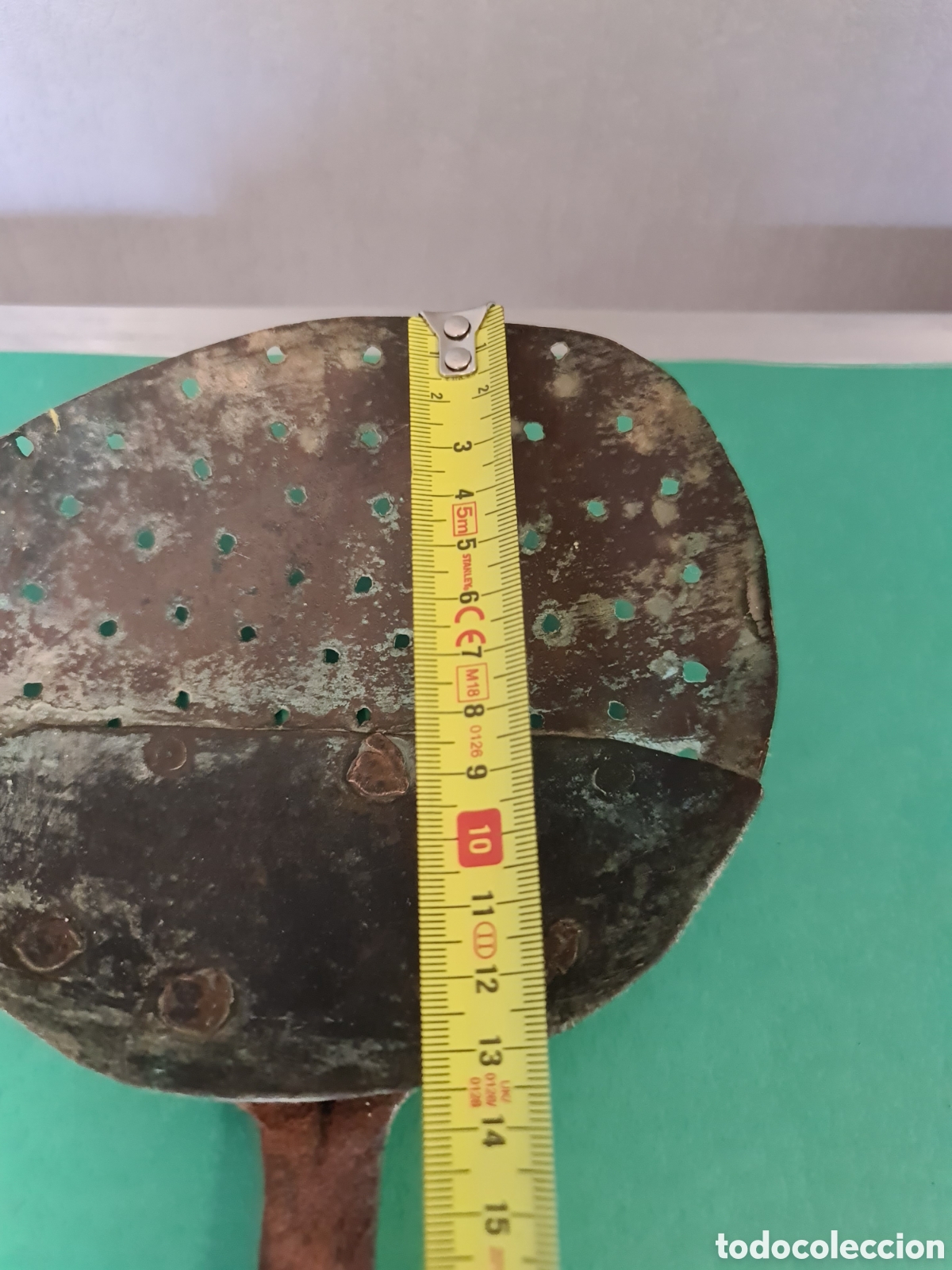 Antig&uuml;edades: Antigua espumadera de cobre con mango de hierro. - Foto 4