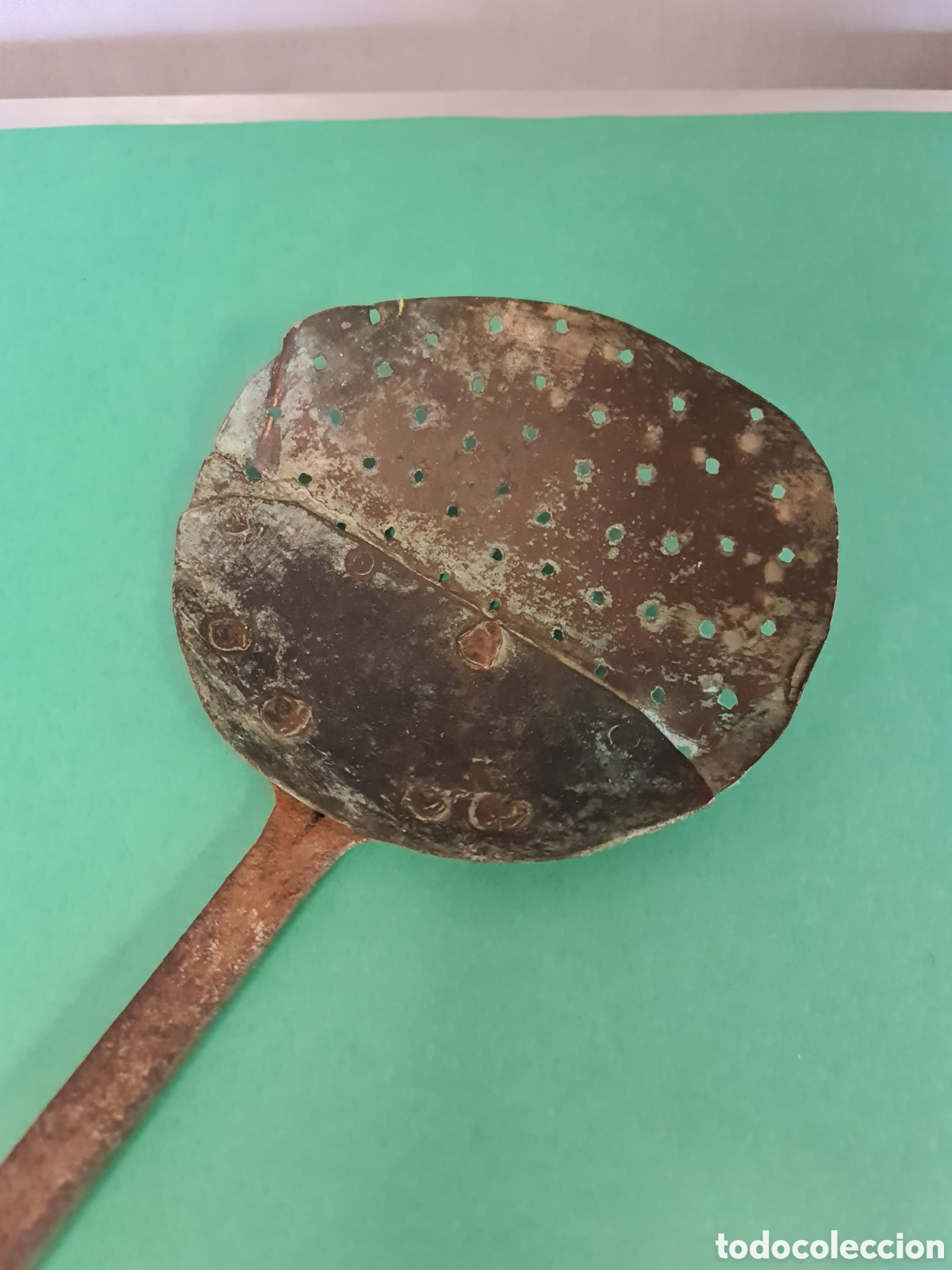 Antig&uuml;edades: Antigua espumadera de cobre con mango de hierro. - Foto 1