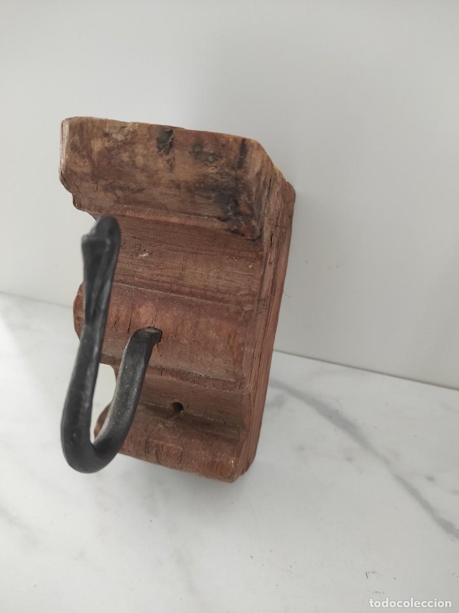 Antig&uuml;edades: Colgador de madera / m&eacute;nsula rustico - Foto 1