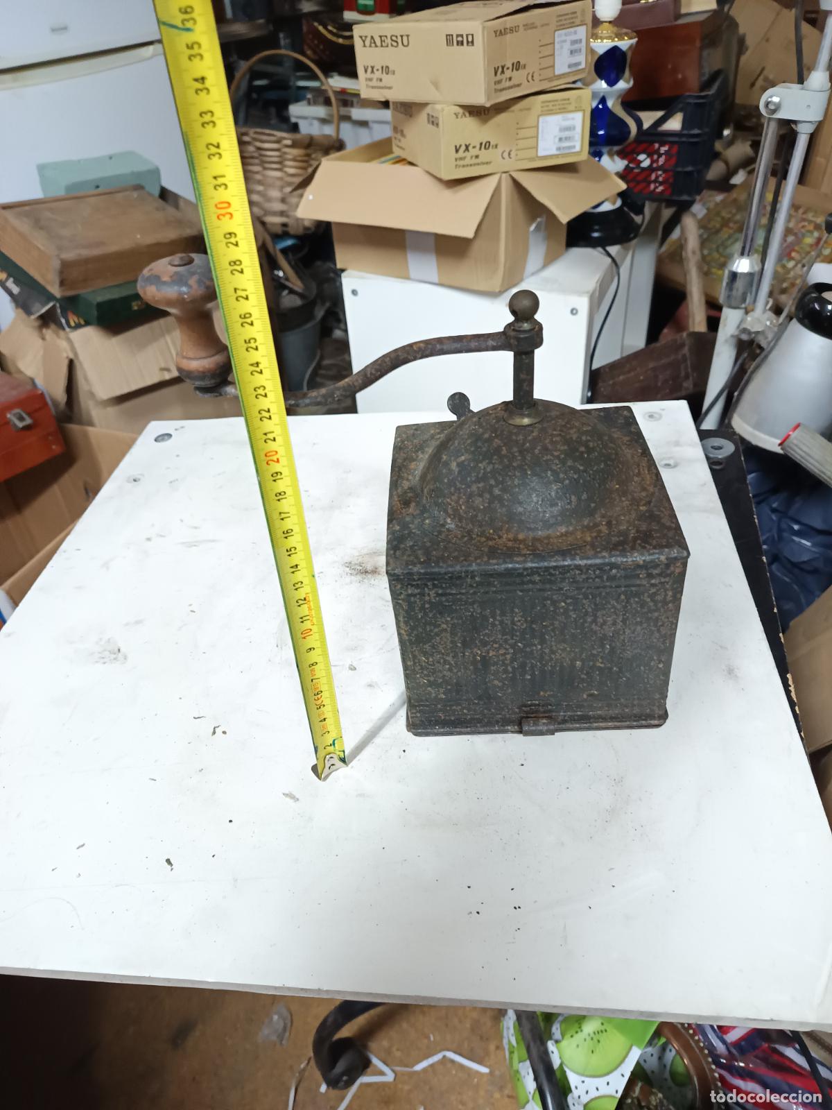 Oggetti Antichi: ANTIGUO MOLINILLO DE CAFE CON CUERPO METALICO GRANDE, HOJALATA.