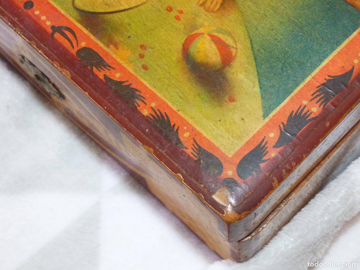 Antig&uuml;edades: Caja de madera decorada.A&ntilde;os 40. - Foto 3