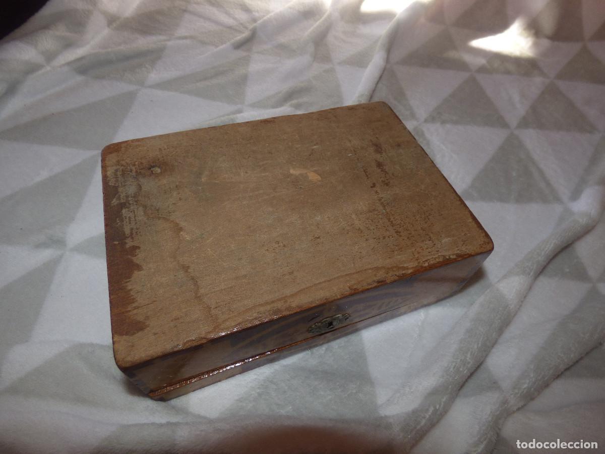 Antig&uuml;edades: Caja de madera decorada.A&ntilde;os 40. - Foto 10