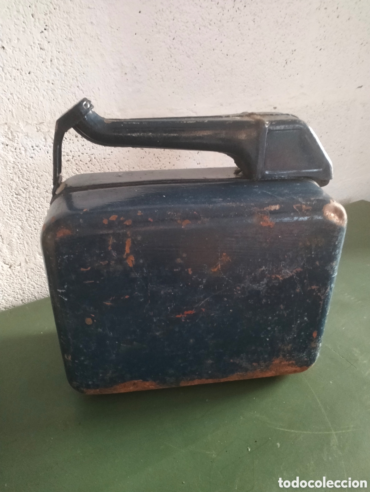 Antig&uuml;edades: Antigua garrafa de gasolina - Foto 1