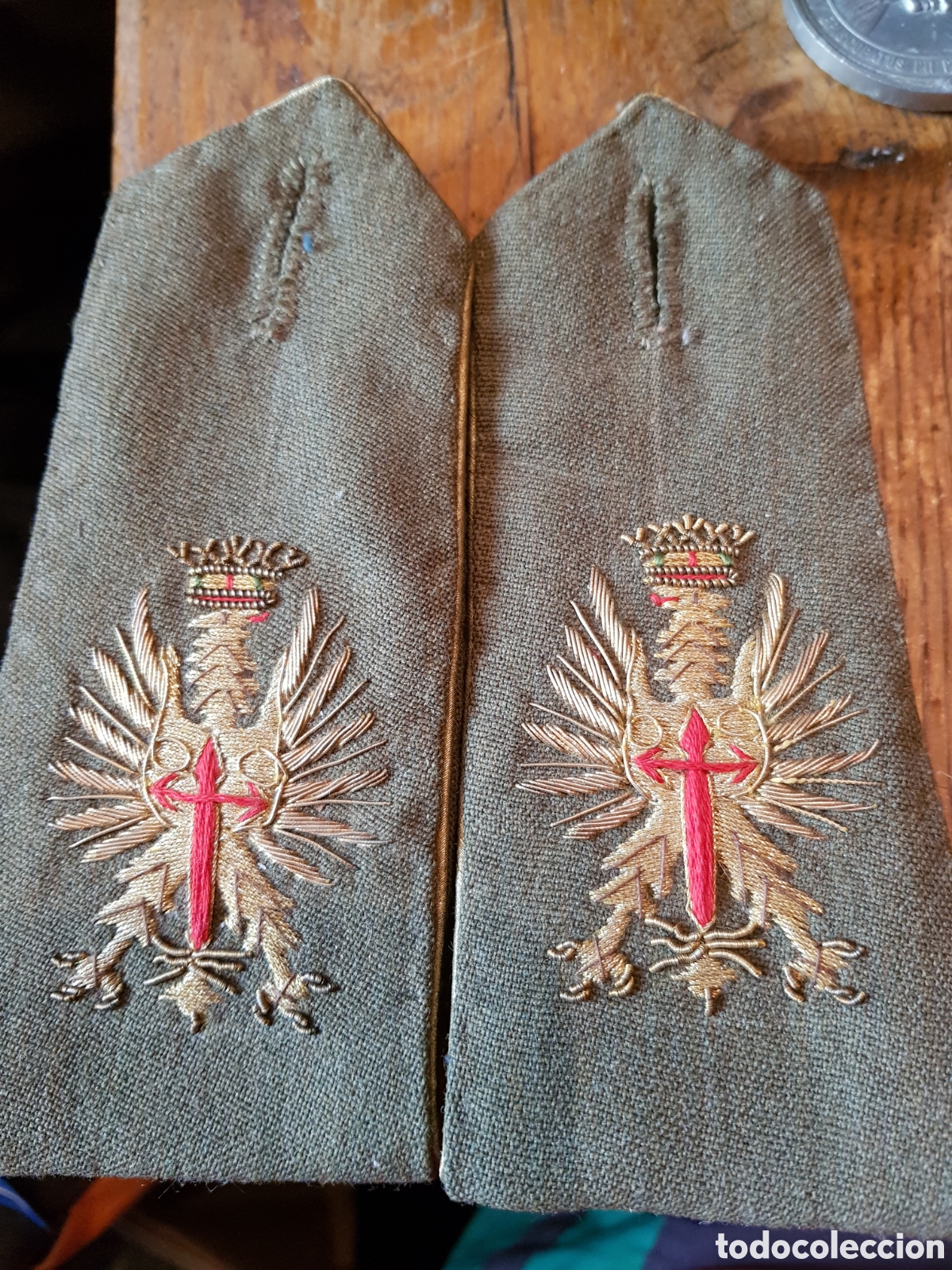 Antiquit&eacute;s: ANTIGUA PAREJA DE HOMBRERAS BORDADAS HILO DE ORO &Eacute;POCA DE FRANCO.